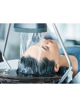話題の“頭浸浴”をリラックスできる癒し空間で◎髪と頭皮のケアをしながら、日頃の疲れを癒してみては…♪