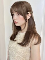 レイヤーカット×色素薄めカラーで柔らかい質感ヘア