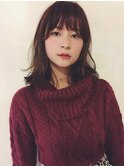 ちょっぴりモードな毛先踊るミディアムレイヤー