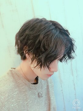 シン(syn) アップバング ツーブロックマッシュ 束感ショート 波巻き