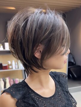 ラフ 新宿(Laff) 大人おしゃれ女子ウルフヘア20代30代40代50代丸みショートボブ