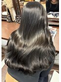 黒髪/グレージュの艶が際立つ、上品な髪質改善スタイル