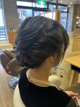 ヘアメイクアクト 都賀店 「抜け感×上品見えのゆる編みアップ」