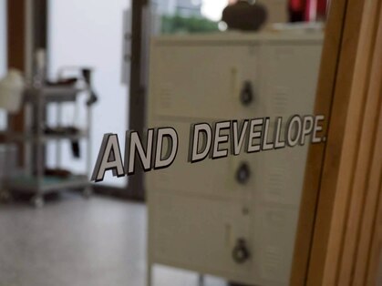 アンド デヴェロペ(AND DEVELLOPE.)の写真