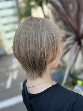 サーティーン(THIRTEEN) ハイトーンでレイヤースタイル