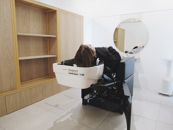シーム 天神大名店(SEAM)の写真/《毎日頑張るあなたのご褒美に―。》全席個室&シャンプー一体型チェアで最高のリラックスTimeをご提供♪