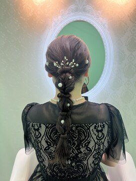 ロングヘアの上品な編み下ろしアレンジ