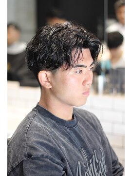 キングスマン トーキョー 国分寺(KINGSMAN TOKYO) センター分けパーマスタイル