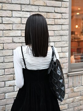アナンダ(ananda) 伸ばし途中のミディアムヘアとダークブラウン