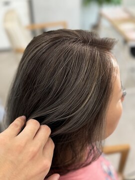 レヴィア(REVIA) レイヤーカットハイライトブリーチ髪質改善