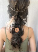夏ヘア 編みおろし グリーン×フラワー ヘアアレンジ mayo