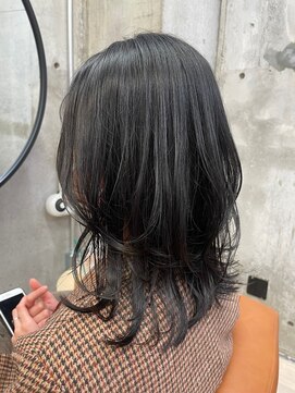 コージー(Kozy) ハイレイヤー/くびれミディ/ブルーブラック/透明感/暗髪