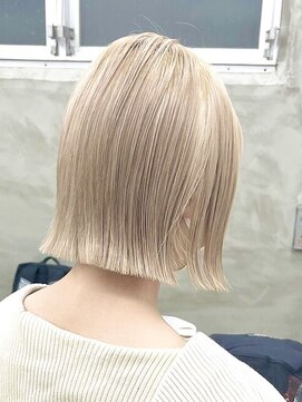 スー 渋谷(suu) ハイトーンホワイトベージュグレージュケアブリーチミニボブ