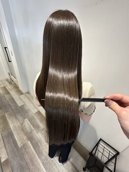 トリートメントで髪のダメージをしっかり補修しながら、うるおいとツヤをプラス。理想の美髪を手に入れて＊