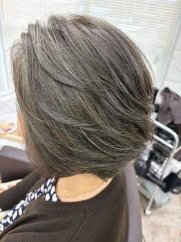 エム(M)の写真/白髪染めでも色味を楽しみオーガニックカラーでいつまでも美しい髪を