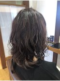 ロングヘアーのランダムパーマ
