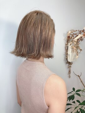 イーラ(era) 《era》ダブルカラー　グレーベージュ　外ハネボブ　みわ