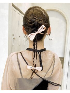 グラッド(glad) 個性派おしゃれ女子のツインリボンアレンジ