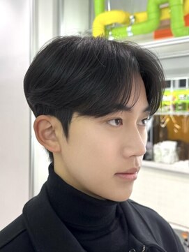 ノラキチジョウジ(NORA KICHIJOJI) 黒髪毛流れセンターパートツーブロックダウンパーマワックスなし