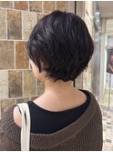 癖毛を活かしたショートヘア大人可愛いパープルブラウン