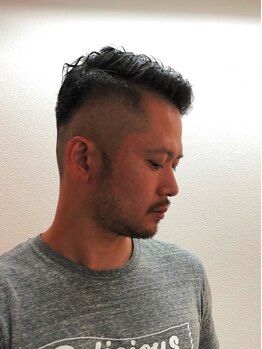 キングマンバーバー 田町店(KING MAN BARBER)の写真/【カット平日19時半迄受付】あなたのビジネスシーンを彩る洗練されたデザインを提案！仕事帰りにも◎[田町]