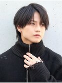 センターパートコンマウルフ黒髪ショート前上がりアップバング