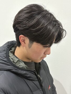 ヒュイル バイ ニアウ(Hwyl by Niau) MEN’S HAIRセンターパートスパイラルパーマニュアンスパーマ