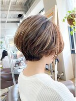 ビハインドザカーテン(BEHIND THE CURTAIN) 白髪ぼかしハイライト×耳かけショート