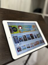 各席にタブレットを置いており、電子雑誌、YouTube、動画アプリも備えています！