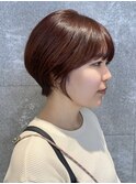 暗め赤ボルドー暖色ショートボブ小顔顔まわり前髪あり丸み