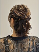 カウチ ヘアー ドレッシング(COUCH Hair Dressing) 程よい抜け感が魅力の、上品なハーフアップスタイル