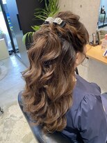 イナフ(ENOUGH)&nbsp;ウェーブ風ロープ編みハーフアップスタイル