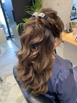 イナフ(ENOUGH) ウェーブ風ロープ編みハーフアップスタイル