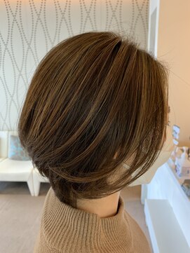 アーブ(hair and make urb) ハイライト前下がりボブ