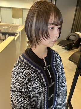 ライリー(riley) ウルフカット×イヤリングカラーホワイトベージュ