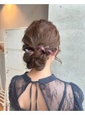 インナーカラーを活かしたふんわりシニヨン