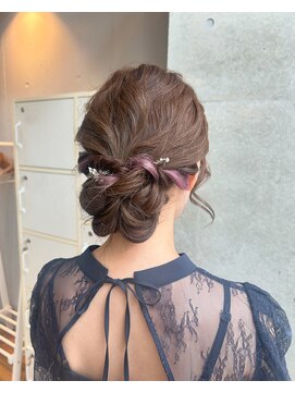 シェルター プロデュースド バイ エムズ(Shelter produced by M's) インナーカラーを活かしたふんわりシニヨン