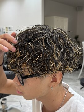 ダズルヘアーブラスト(DAZZLE hair BLAST) ハイライト波巻きスパイラルパーマメンズフェザーパーマ眉毛