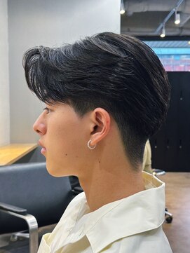 トゥイン 八王子(TWIN) 刈り上げセンターパートフェザーパーマブルーブラック