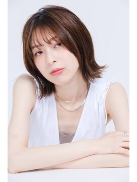 ムーア(MUA) ミディアムレイヤー×ナチュラルくびれヘアー