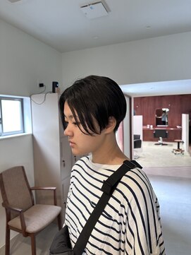 デン(den) 前下がりハンサムショート