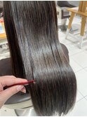 コスメ縮毛矯正＋スタンダードケアで、自然なツヤ髪に