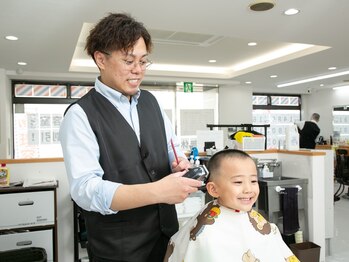 バーバーウッディの写真/ひとりでおイスに座れたら、もう立派なお客様！