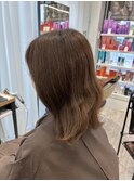 あごラインのオリーブブラウン切りっぱなしボブスタイル