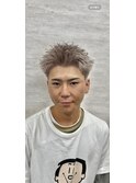 ホワイトブロンドミルクティベージュ刈り上げスパイキーショート