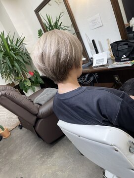 ムーブ(Moob) ショートスタイル スモーキーなホワイトベージュカラー【別府】