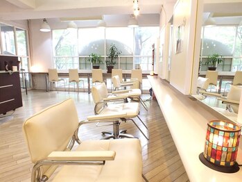 ヘアーカスタム(Hair Custom)の写真/白を基調とした清潔感のある店内。髪のお悩みも相談◎アットホームな雰囲気が口コミで大人気♪【縮毛矯正】