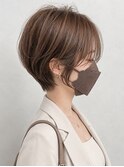 大人ショート×丸みシルエットで小顔見せ