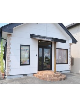 マンツーマンのアットホームなサロンで、美という素敵な贈り物を提供致します！楽しく心地良いひとときを…