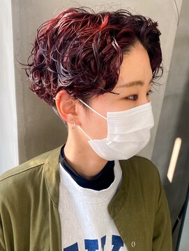 テトヘアー(teto hair) レッドカラーチェリーカシスボーイッシュくるくるパーマ刈り上げ